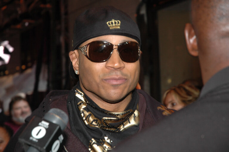 LL Cool J ft. Wyclef Jean – Mr. President